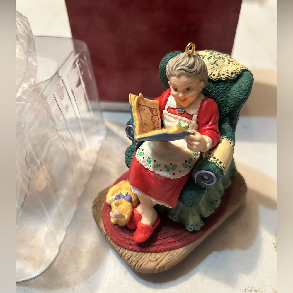 Vtg 1997 Hallmark Keepsake Studio Ornament Mrs. Claus’s Story Collector's In Box